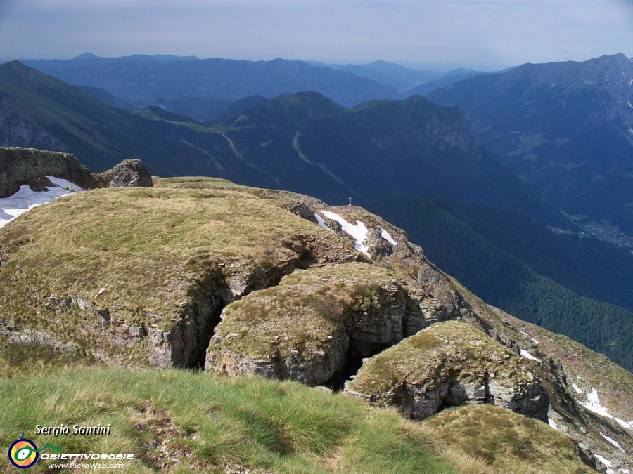 27 Intagli nella roccia e Croce del Calvera.JPG